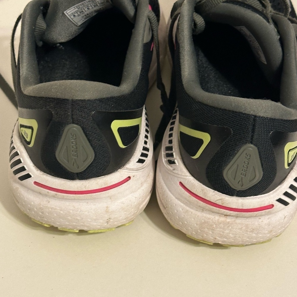 Brooks Size 8 Guardrails‎ - Picture 3 of 6